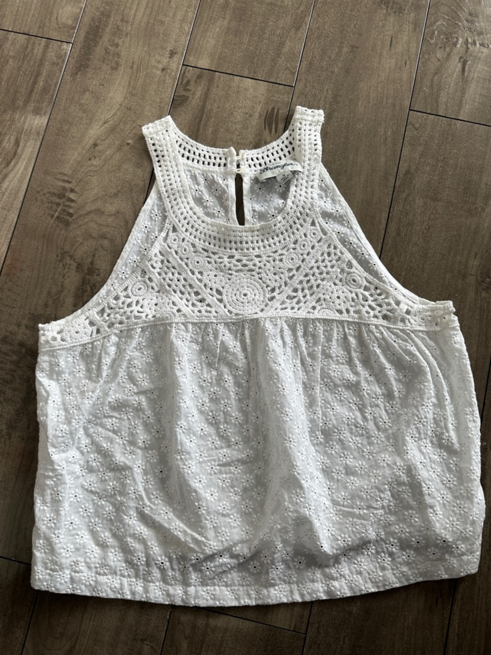 EUC Wrangler Sleeveless White Eyelet Crochet cropped tank size medium